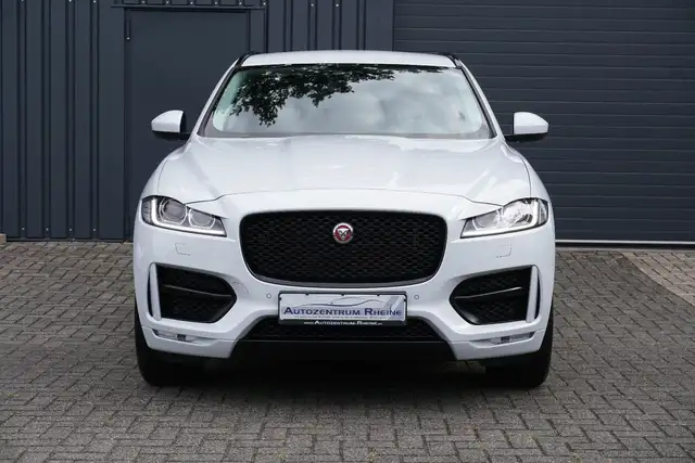 Jaguar F-Pace view 2