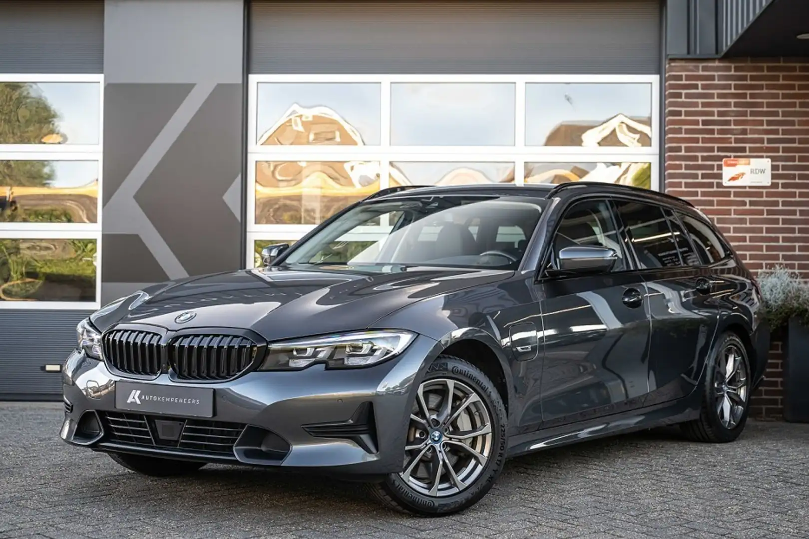 BMW 330 3-serie 330e xDrive Sportline | Shadow | Adapt. Cr Grijs - 1
