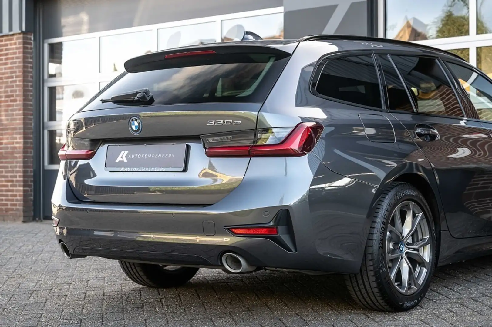 BMW 330 3-serie 330e xDrive Sportline | Shadow | Adapt. Cr Grijs - 2