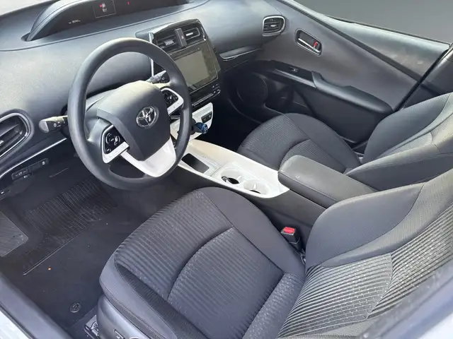 Toyota Prius view 9