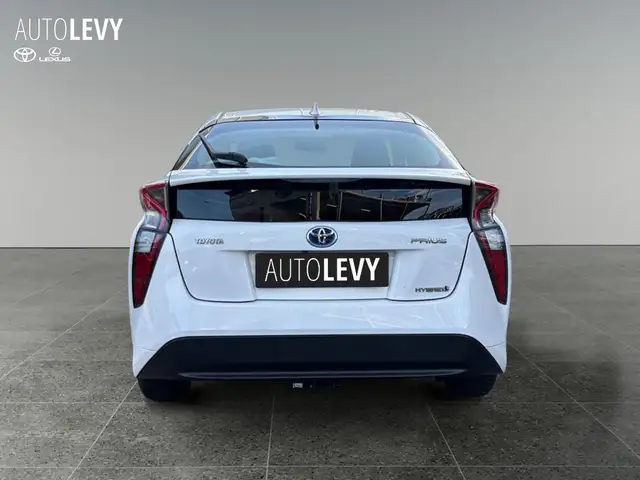 Toyota Prius view 4