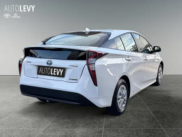 Toyota Prius view 5