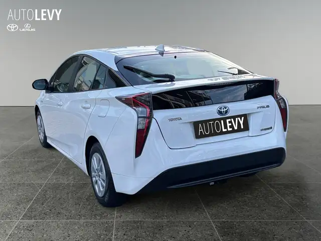 Toyota Prius view 3