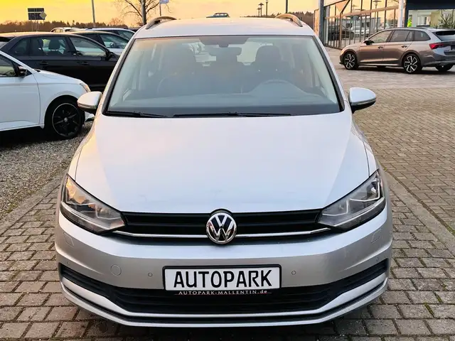 Volkswagen Touran view 2