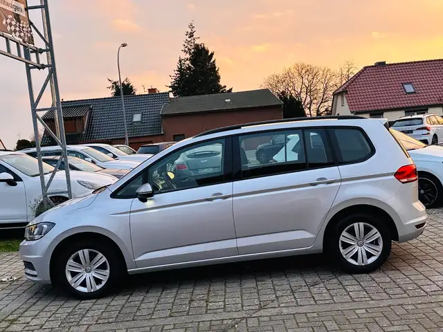 Volkswagen Touran view 4
