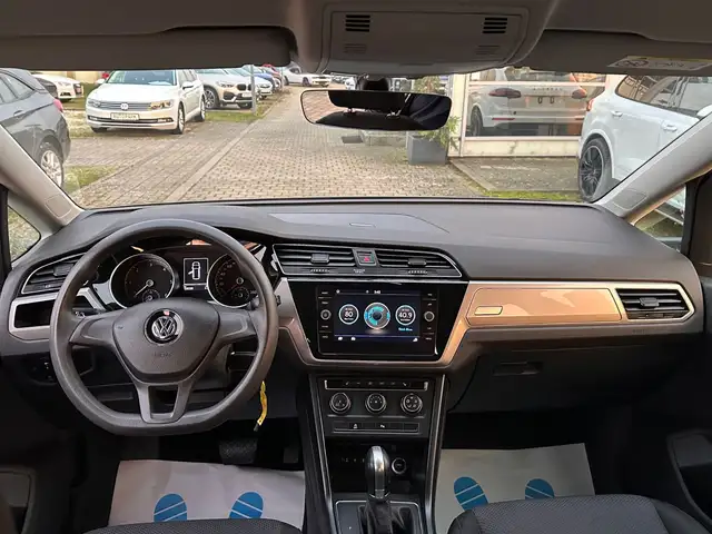 Volkswagen Touran view 11