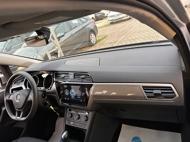 Volkswagen Touran view 10