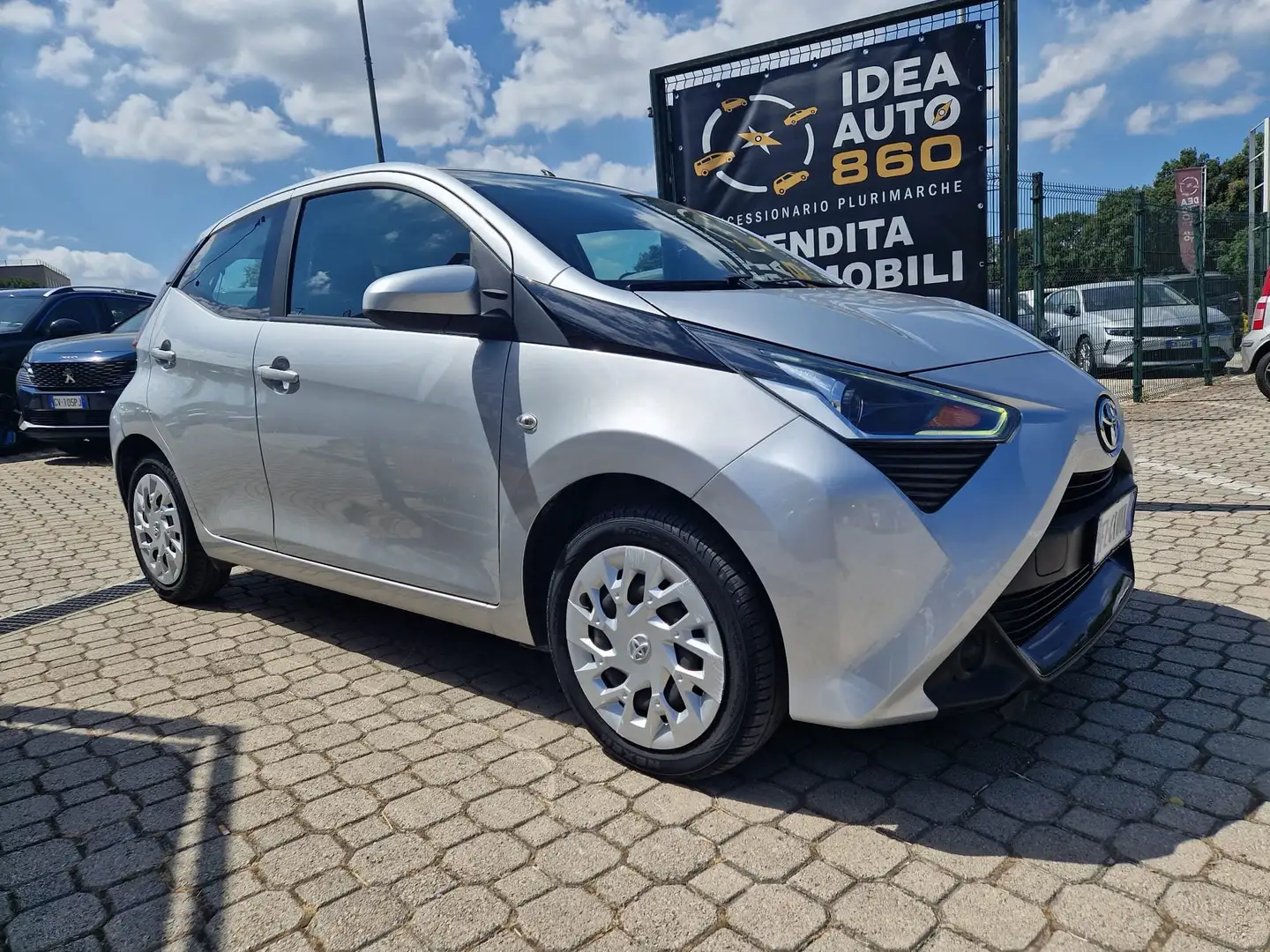Toyota Aygo x-business PROMO FINANZIAMENTO Argento - 1