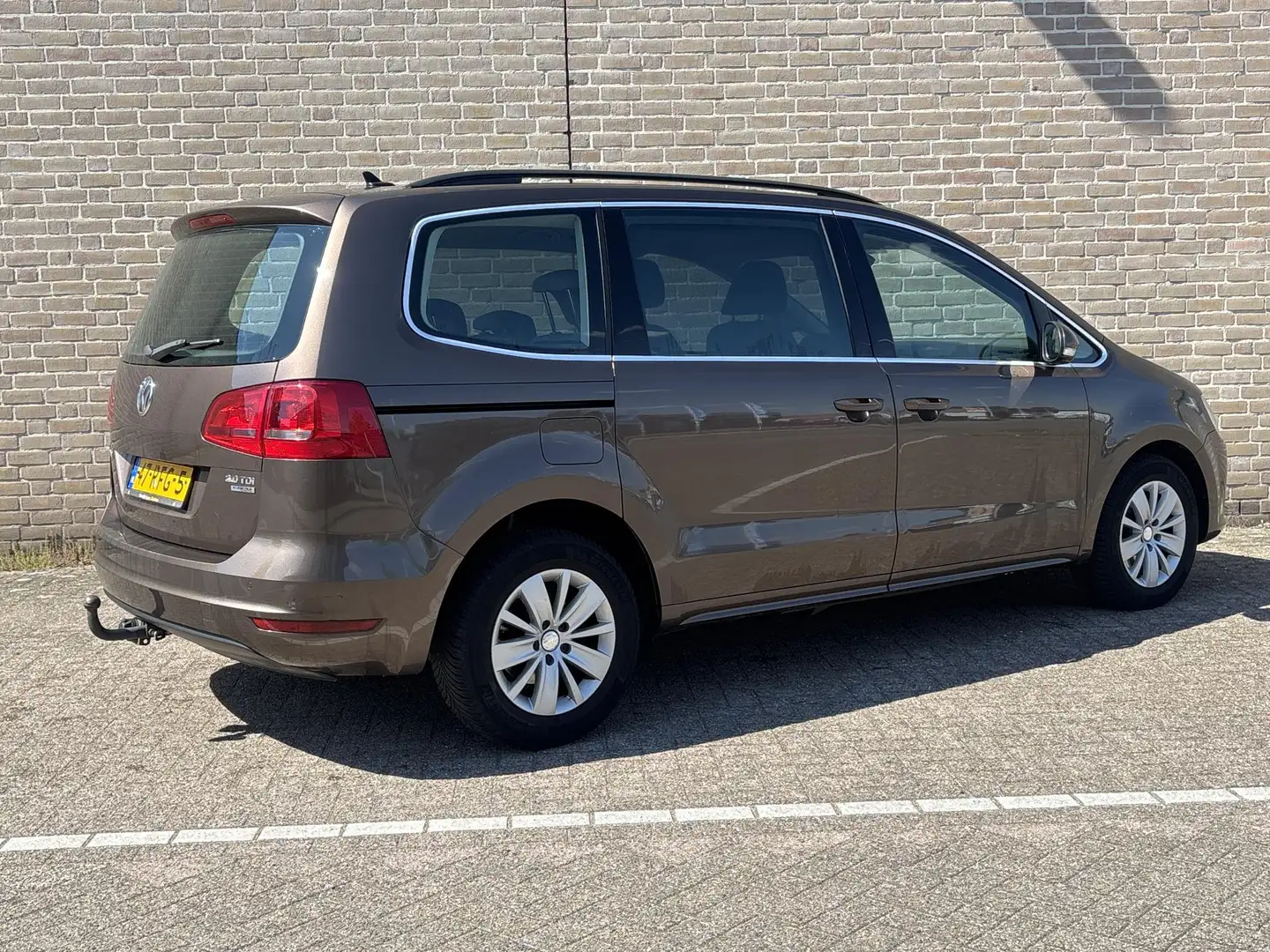 Volkswagen Sharan 2.0 TDI Comfortline | € 6.900 ,- NETTO! | Cruise | Bruin - 2