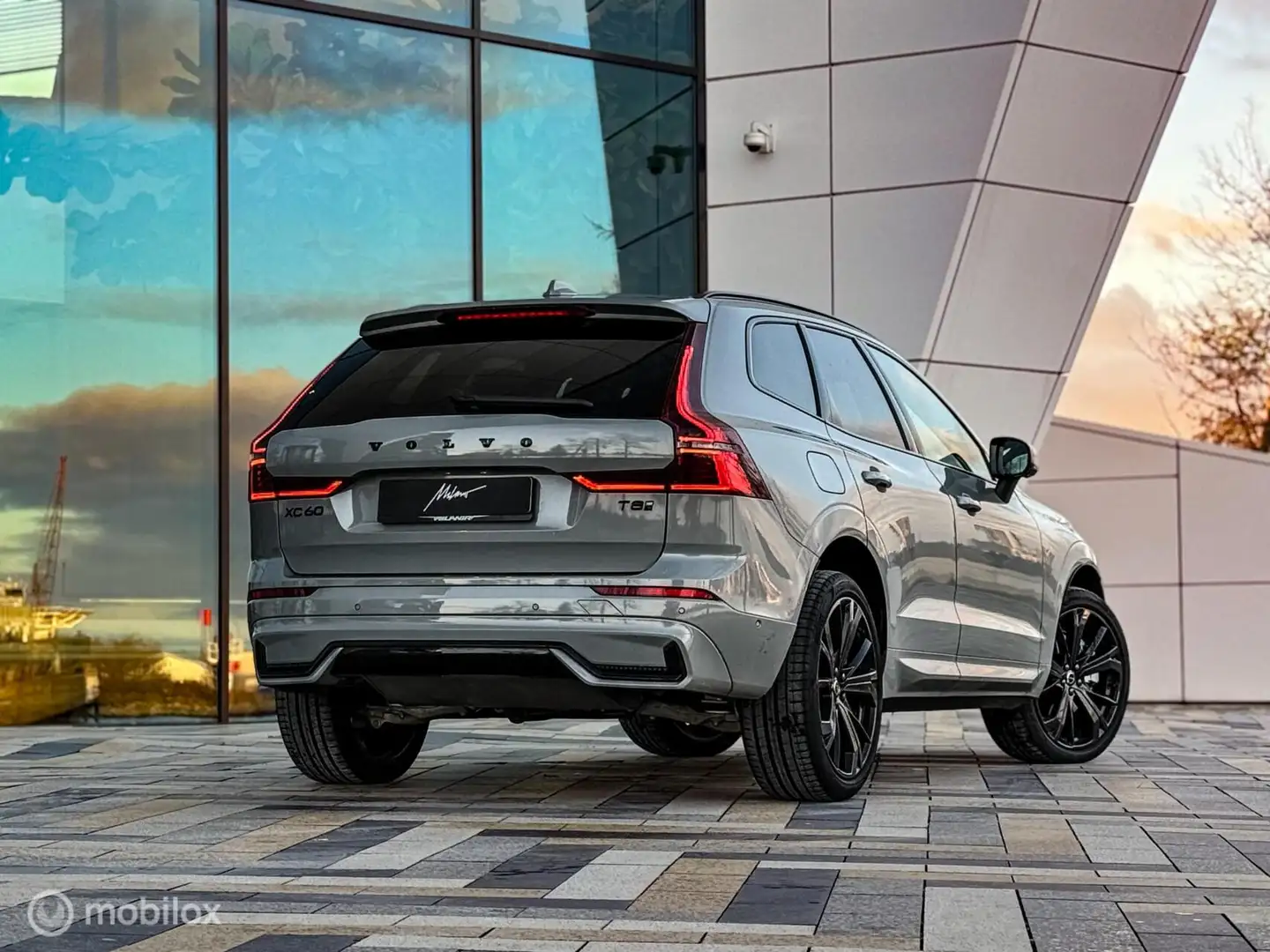 Volvo XC60 2.0 T8 Plug-in hybrid AWD Plus Black Edition|Pano Grijs - 2