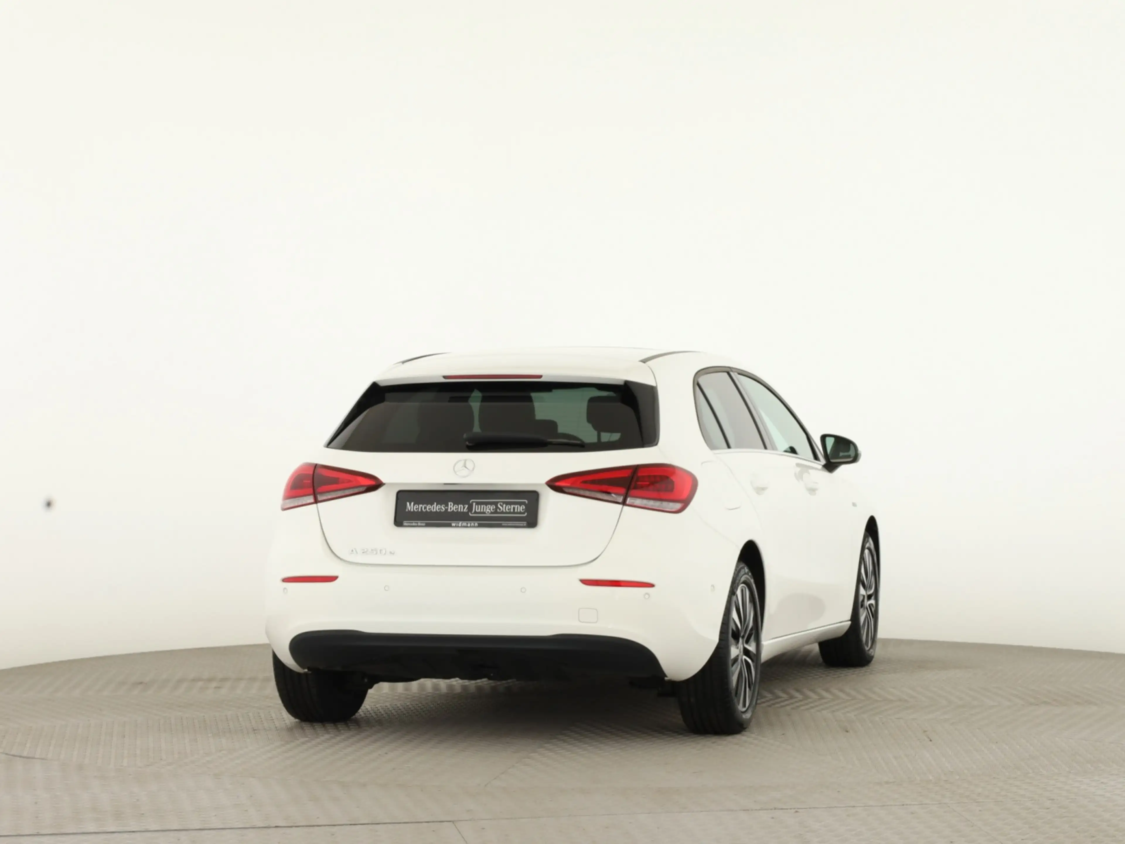 Mercedes-Benz A 250 e *Panorama*AHK*Multibeam*PTS*Kamera*Navi* — photo 2