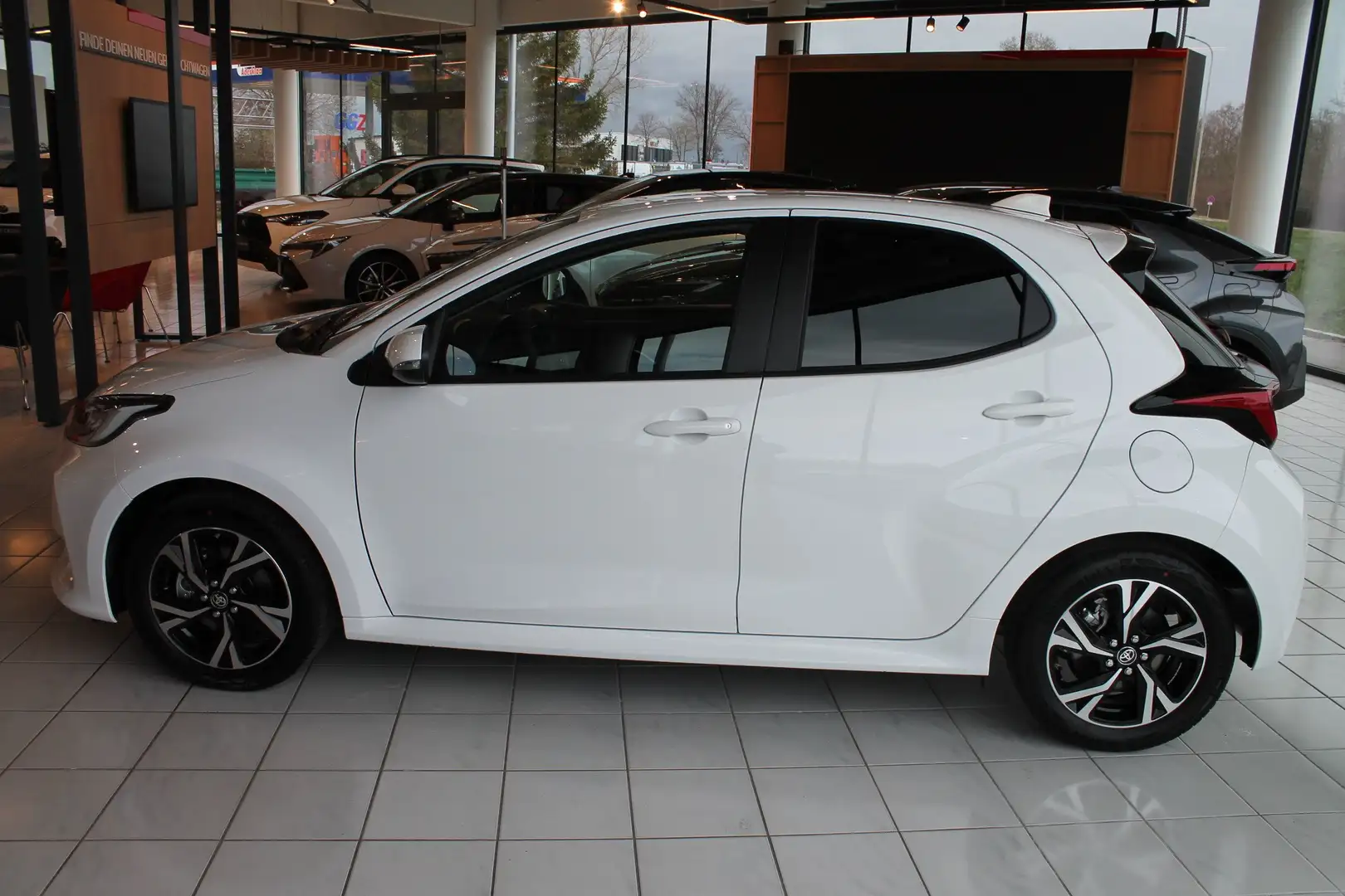Toyota Yaris Yaris 1,5 VVT-i Hybrid Active Drive Safety Paket! Weiß - 2