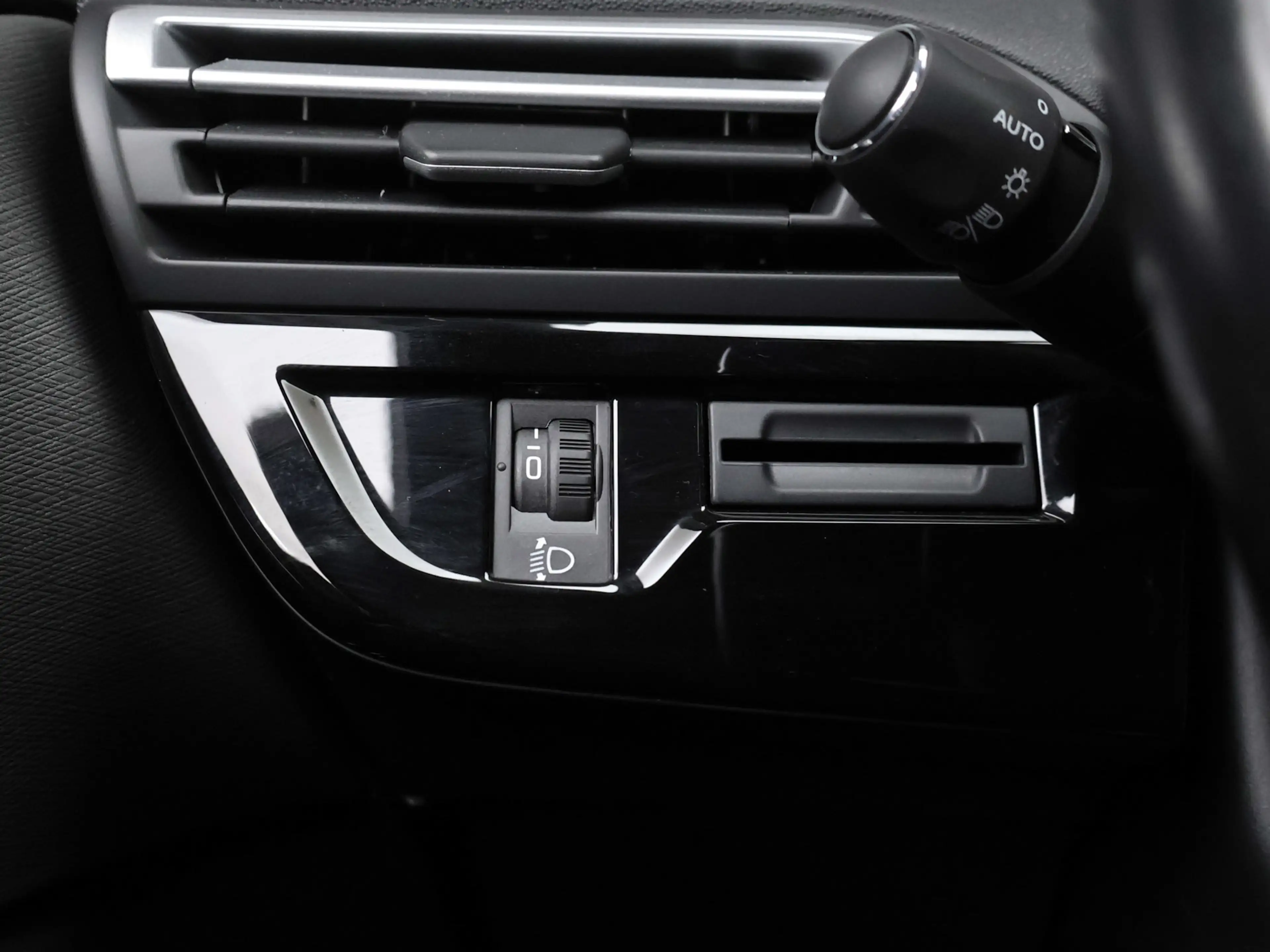 Citroen Grand C4 SpaceTourer 1.2 PureTech Shine Sport (APPLE CARPLAY,NAVI,CAMER — photo 22