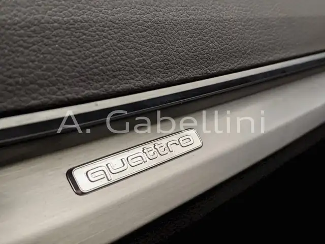 Audi Q5 view 12
