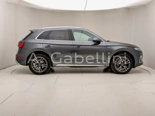 Audi Q5 view 3