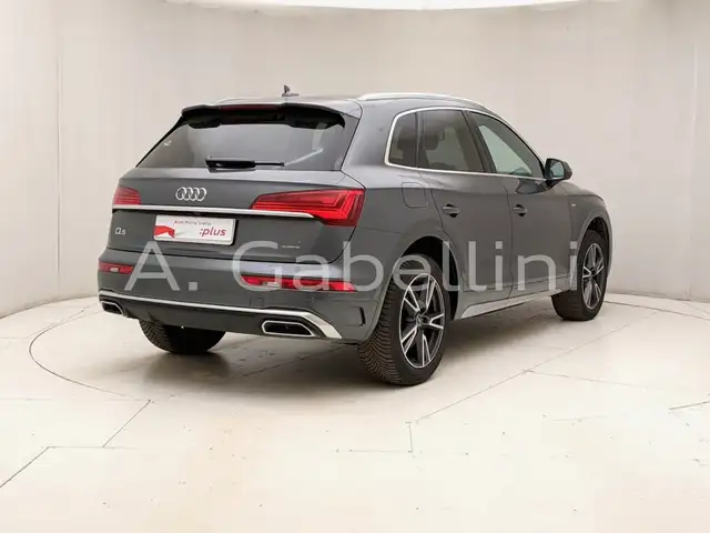 Audi Q5 view 4
