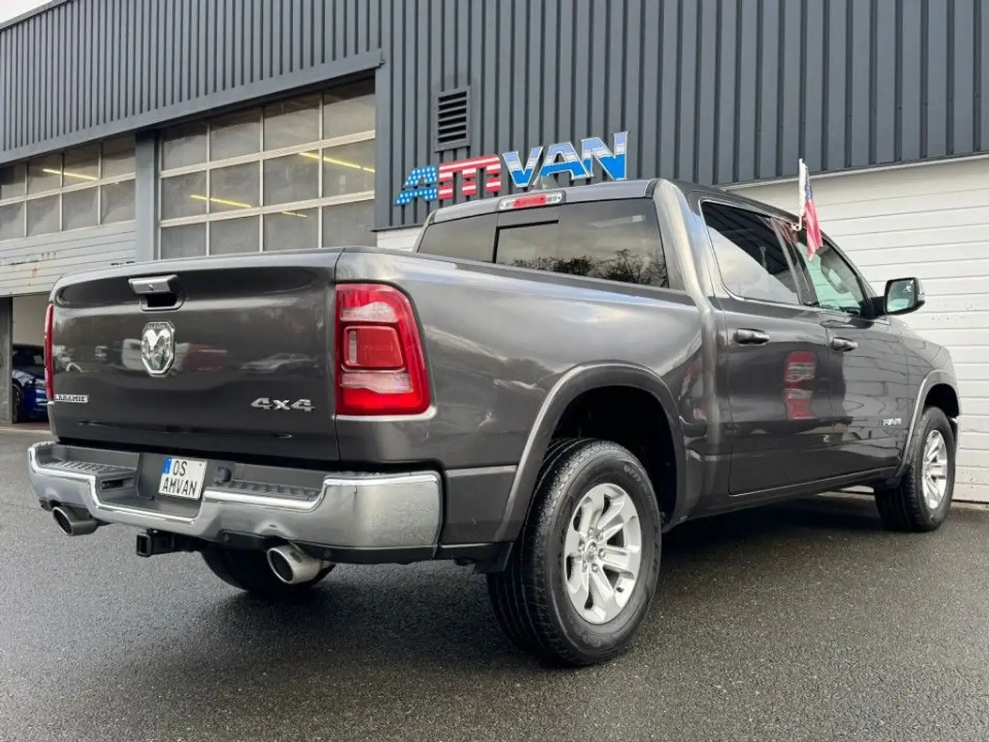 Dodge RAM 1500 CrewCab Laramie 5.7 HEMI 4x4 Pano Grau - 2