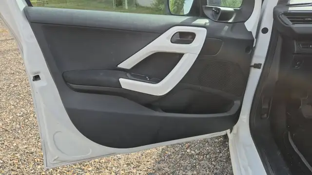 Peugeot 208 view 7