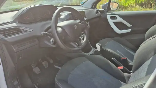 Peugeot 208 view 8
