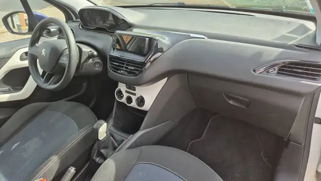 Peugeot 208 view 10