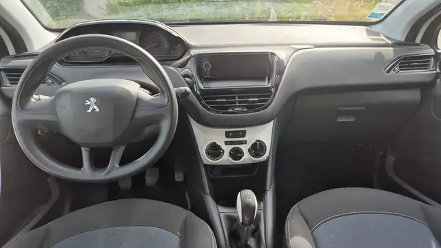 Peugeot 208 view 11