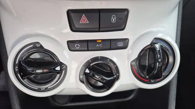 Peugeot 208 view 13