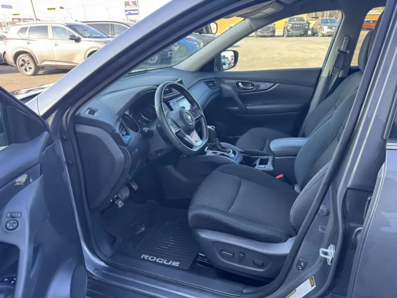 Nissan Rogue снимка Nissan Rogue