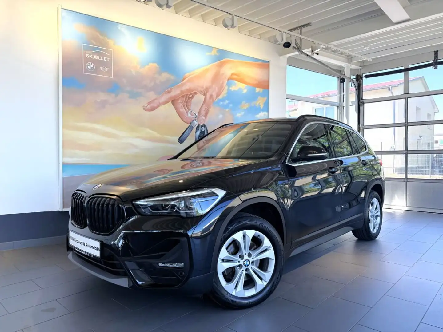 BMW X1 sDrive18i Aut. LED+KAM+AHK+NAVI+PDC+TEMP+DAB+ Schwarz - 1