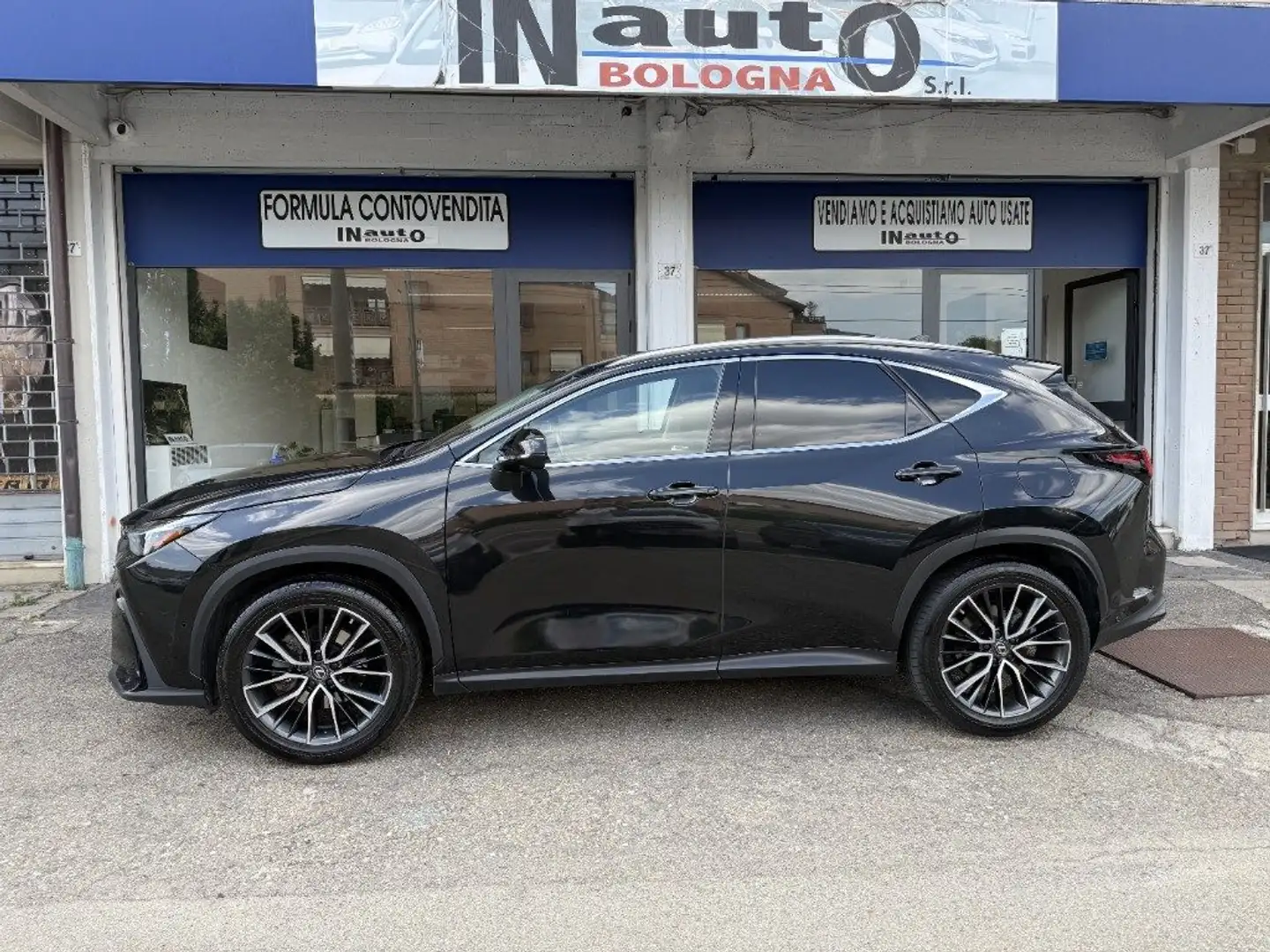 Lexus NX 350h NX Hybrid 4WD Luxury Schwarz - 2