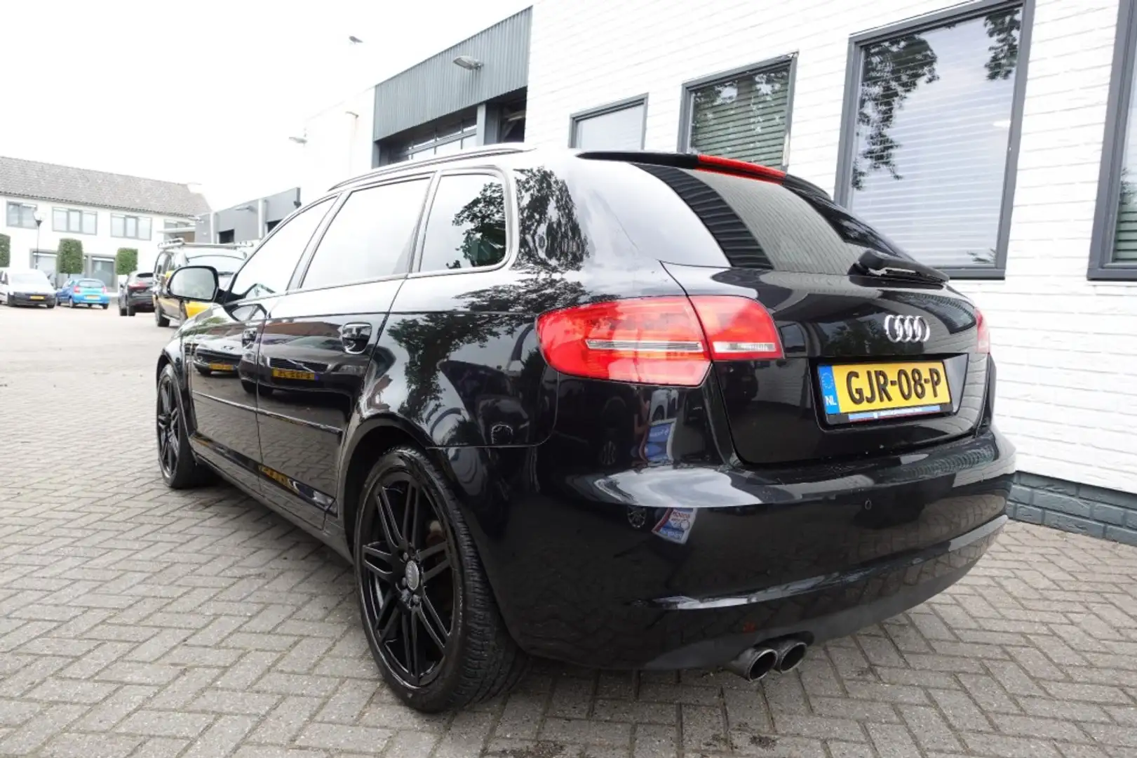 Audi A3 1.8 TFSI ATTR. B.E. S-Line (youngtimer) Zwart - 2