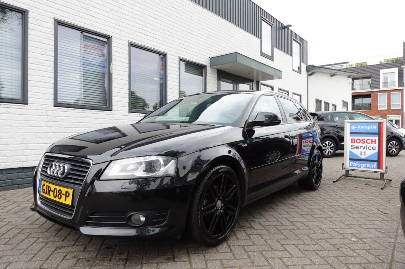Audi A3 1.8 TFSI ATTR. B.E. S-Line (youngtimer) Zwart - 1