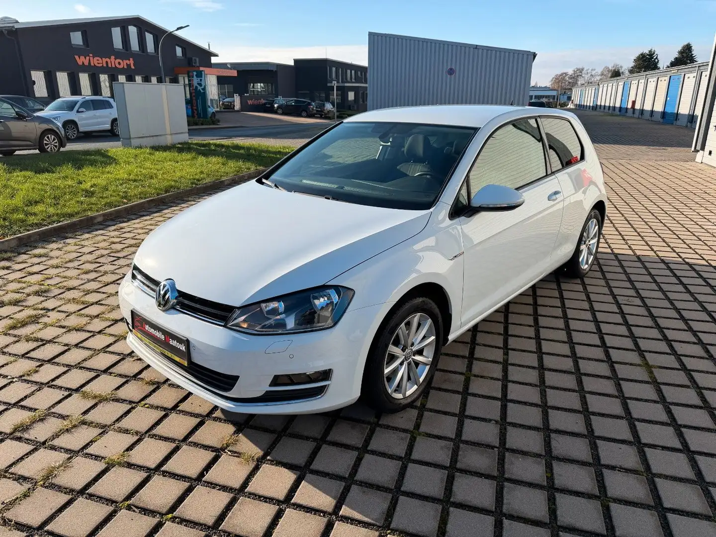 Volkswagen Golf VII Lim. Lounge BMT*NAVI*PDC*EURO 6* Weiß - 1