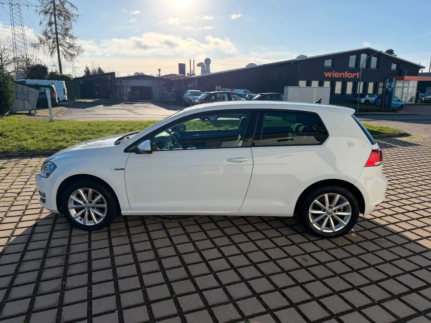 Volkswagen Golf VII Lim. Lounge BMT*NAVI*PDC*EURO 6* Weiß - 2