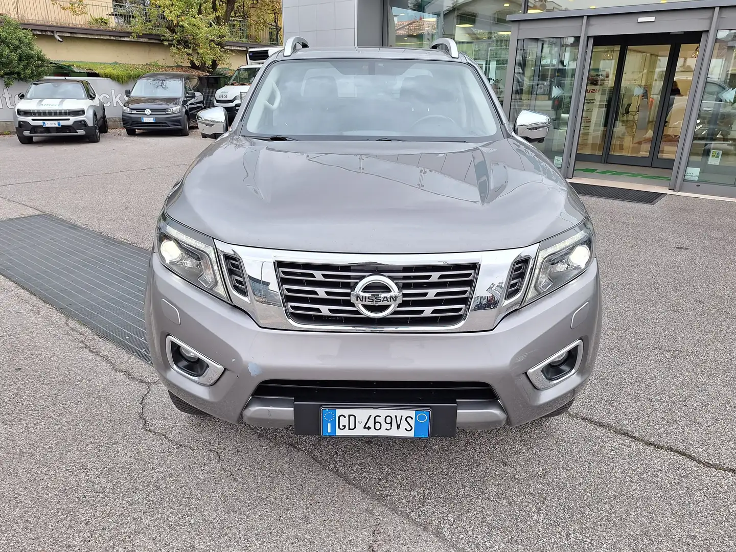 Nissan Navara 2.3d DC Tekna 4x4 190cv A/T CARROZERIA DANNEGIATA Grau - 2
