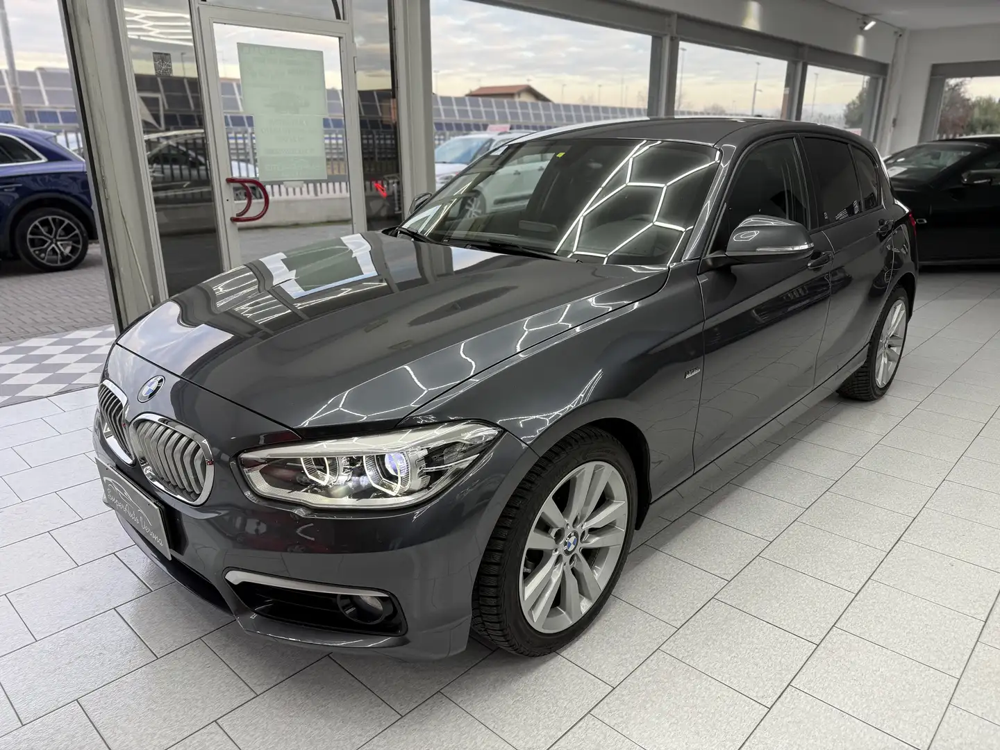 BMW 118 118d Urban 5p auto Grau - 1