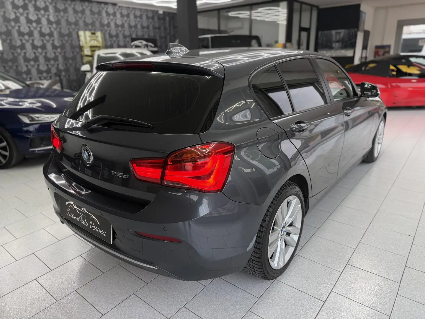 BMW 118 118d Urban 5p auto Grau - 2