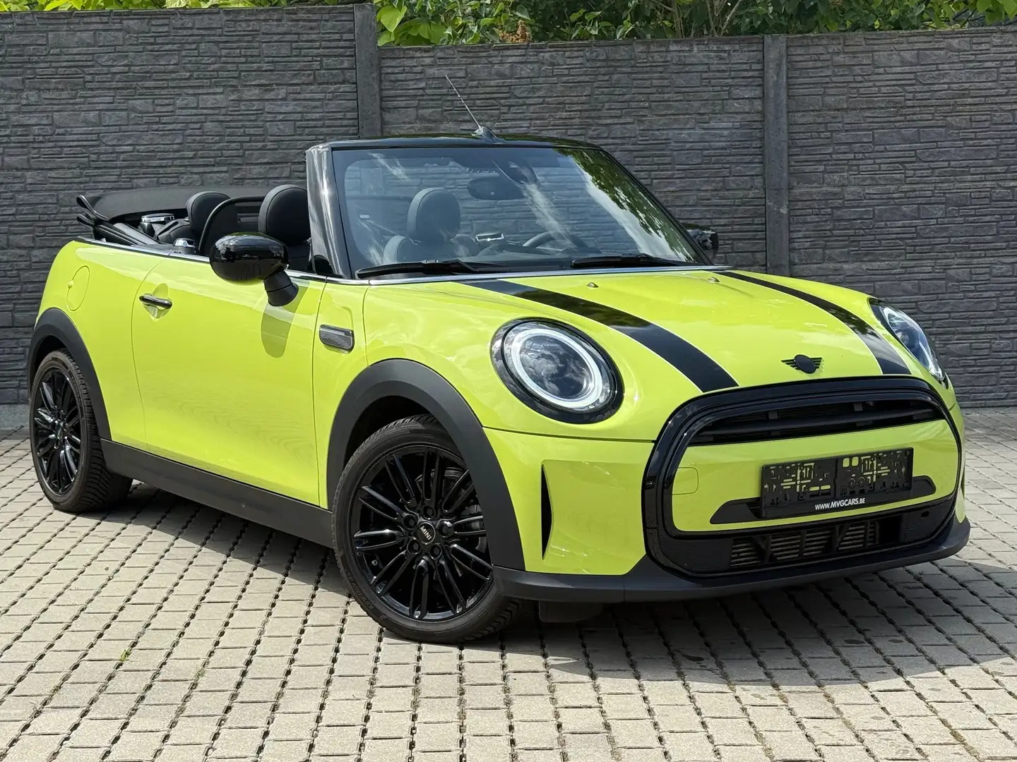 MINI Cooper Cabrio 1.5i Automaat "Navigatie/Camera/Black Pack Pakket" Amarillo - 1