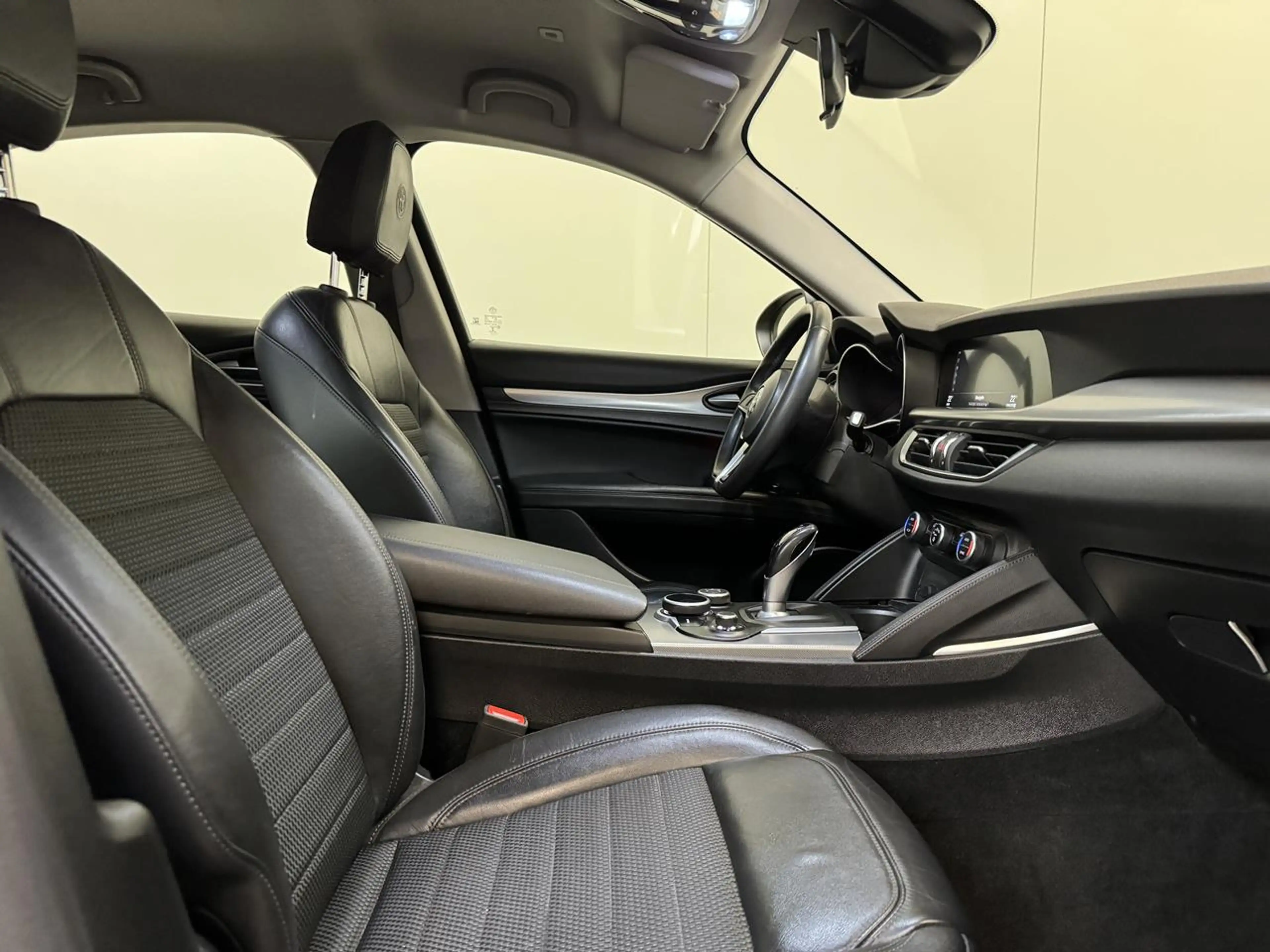 Alfa Romeo Stelvio 2.2 D Autom. - GPS - Airco - Topstaat! — photo 2