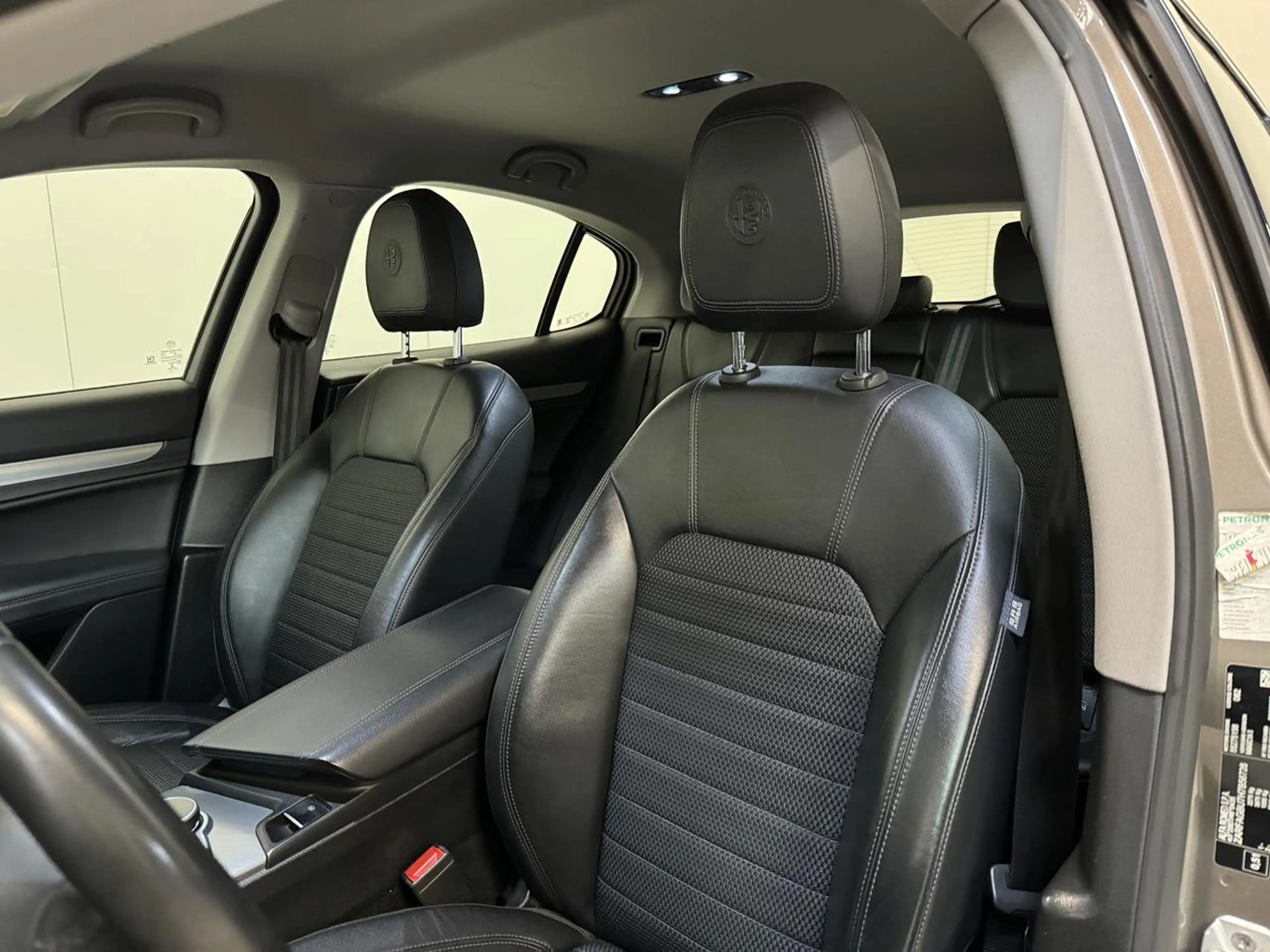 Alfa Romeo Stelvio 2.2 D Autom. - GPS - Airco - Topstaat! — photo 17