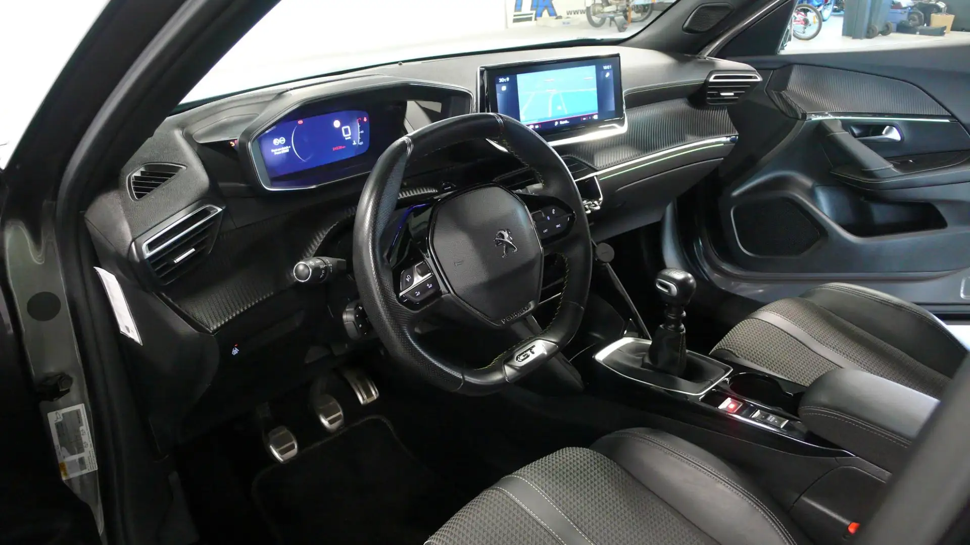 Peugeot 2008 1.2 PureTech GT-Line Grijs - 2