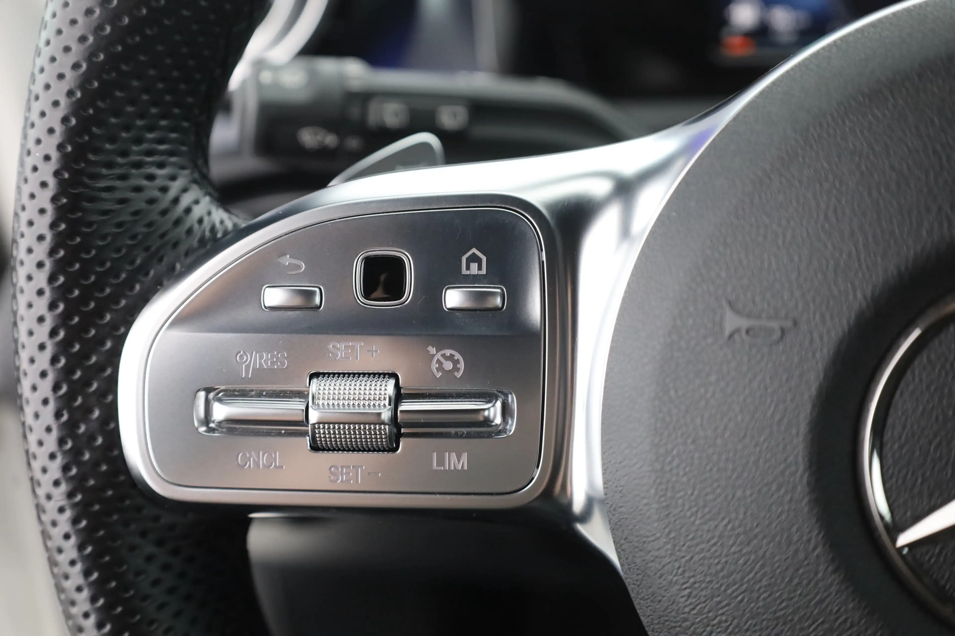 Mercedes-Benz CLA 250 e SB AMG Line LED Navi Sitzheizung PDC — photo 15