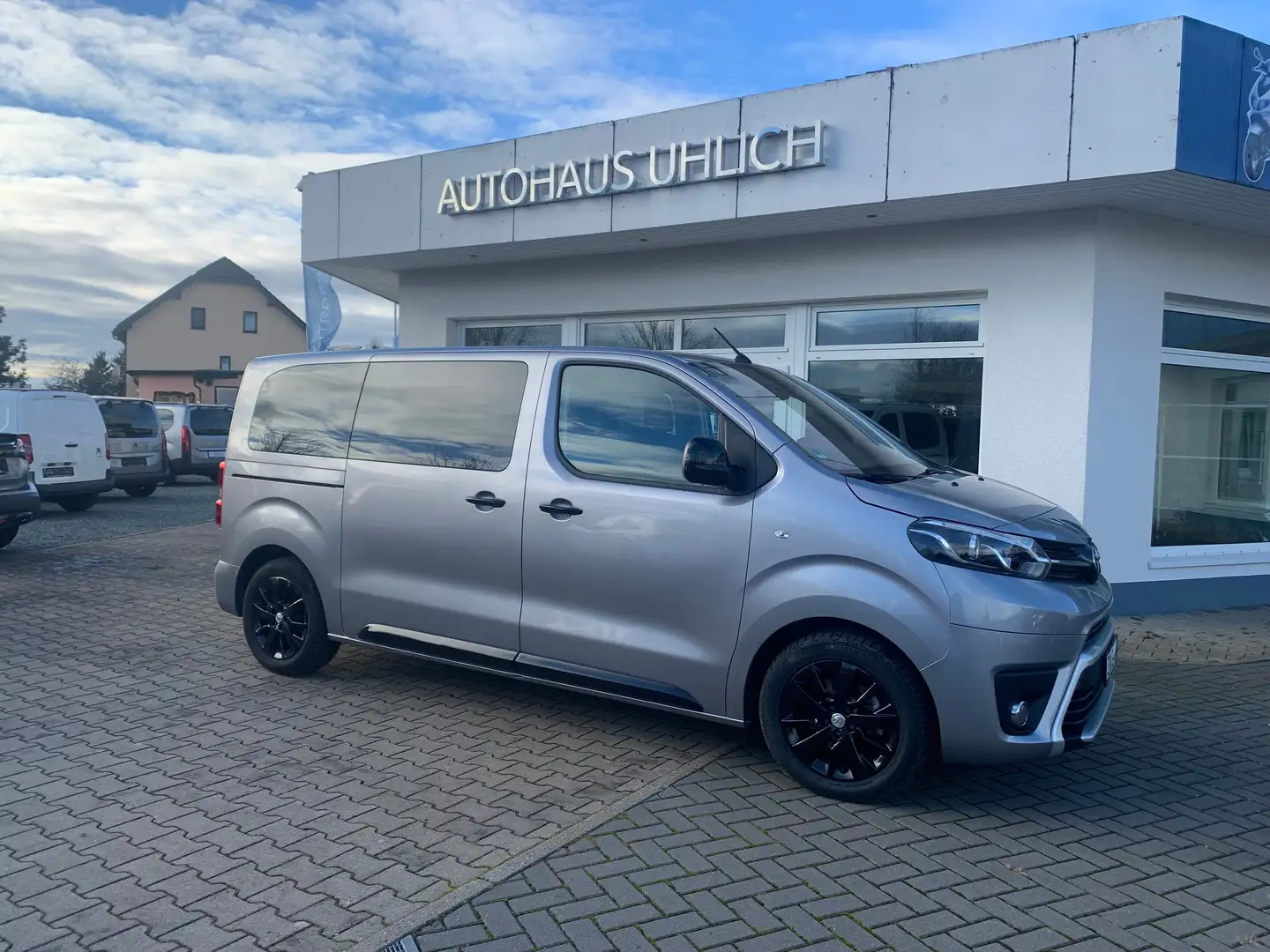 Toyota Proace Verso 2.0D 180 S&S L1 Black Edition Срібний - 2