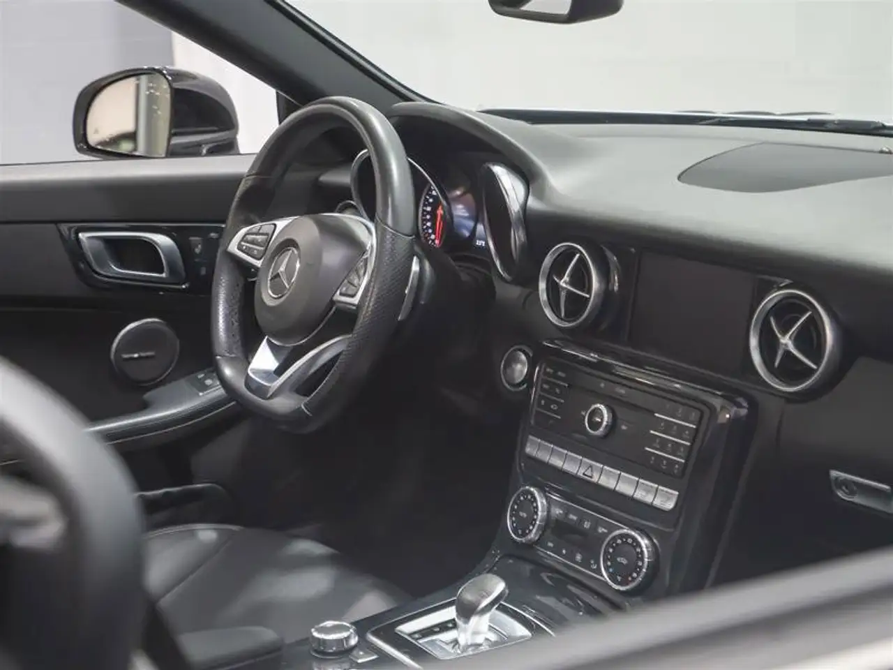 Mercedes-Benz SLC снимка Mercedes-Benz SLC