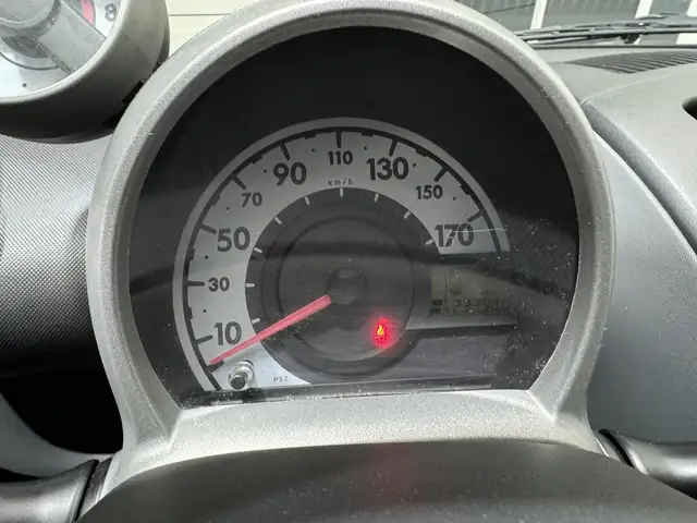 Peugeot 107 view 12