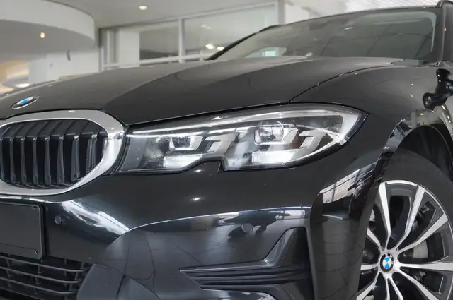 BMW 3 Series view 5