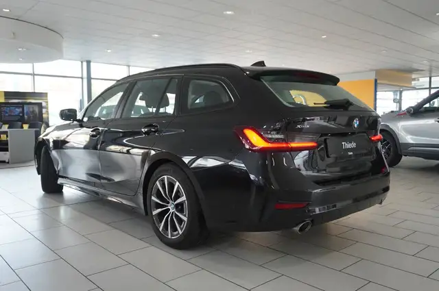 BMW 3 Series view 14