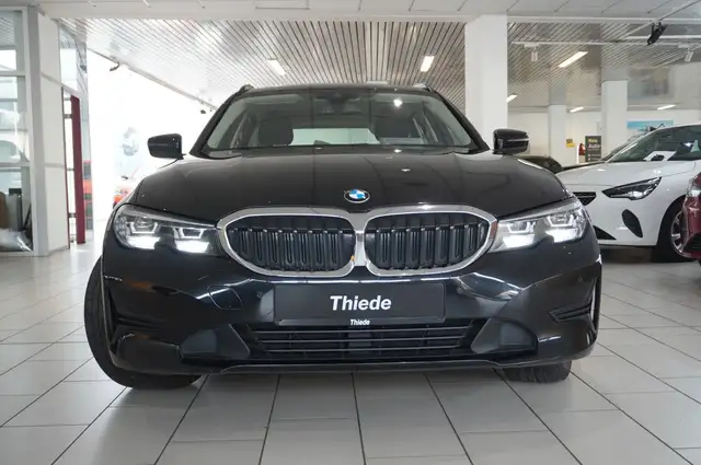 BMW 3 Series view 6