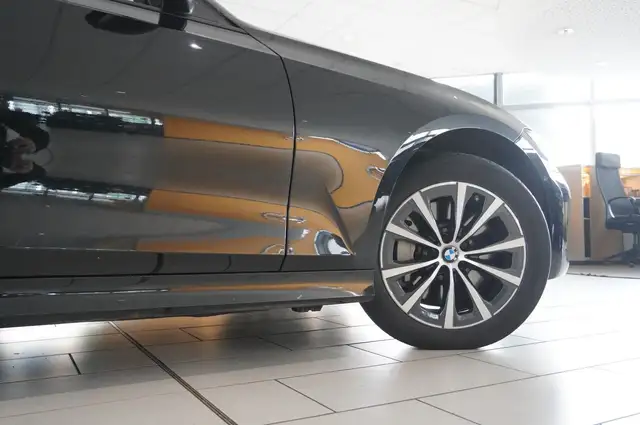 BMW 3 Series view 8