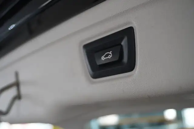 BMW 3 Series view 13
