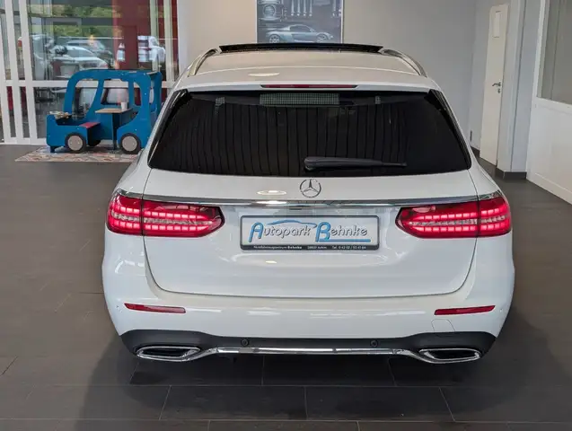 Mercedes-Benz E-Class view 14